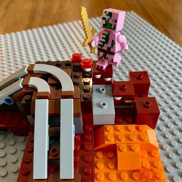 Lego 21130 - The Nether Railway, Complete Set - Picture 4 of 6